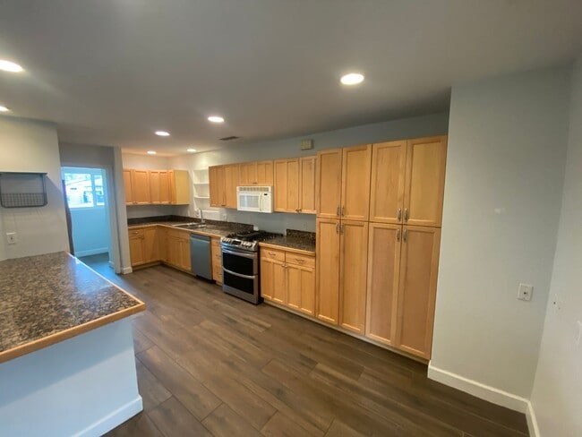 Building Photo - Beautifully Renovated 3 Bed 2 Bath on 17th Av South of Northern