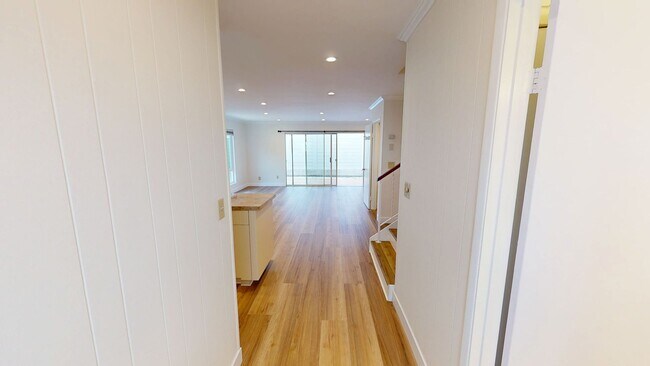 Foto del edificio - Open Concept Townhouse | Vinyl Plank Flooring