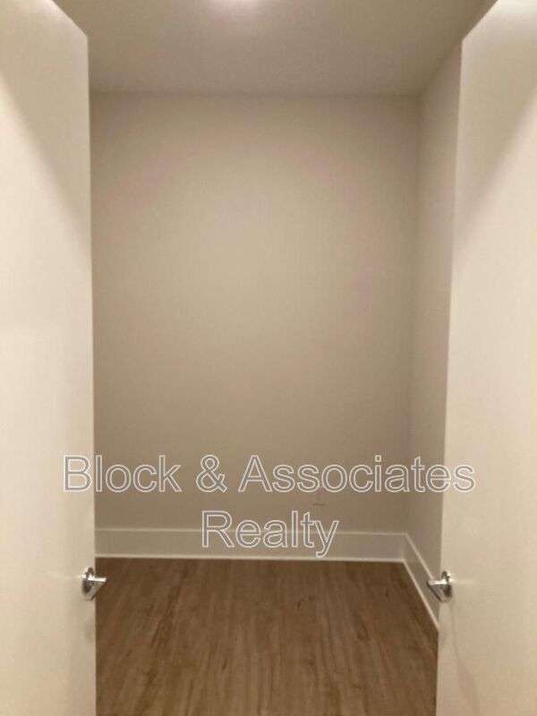 Foto del edificio - 2441 Campus Shore Dr