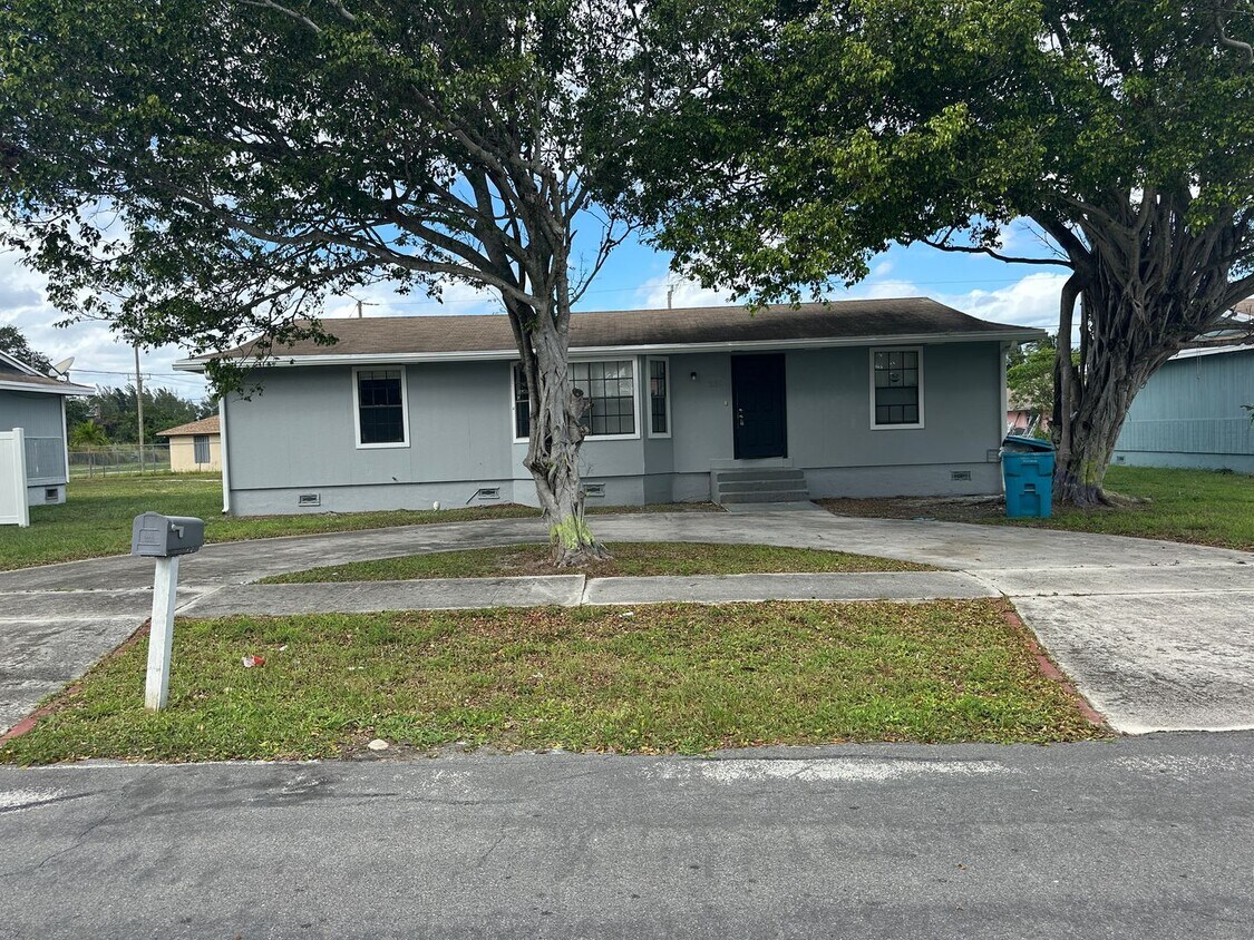 Primary Photo - Beautiful 3/2 Available in the Heart of Bo...