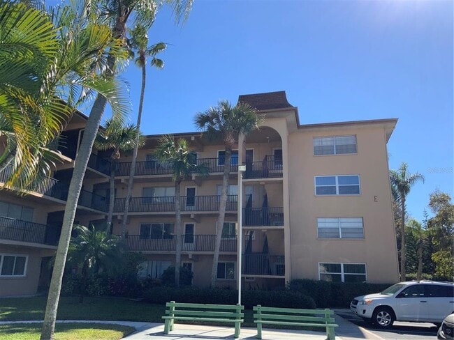 Building Photo - 2525 W Bay Dr
