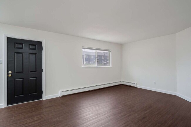 Building Photo - Renovated one bedroom ready in early August!