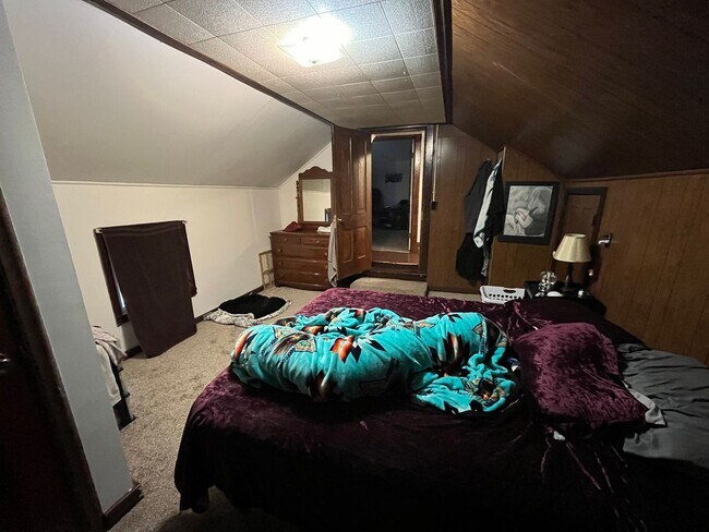 Building Photo - 4 Bedroom Single Family Home Merrill!!!!