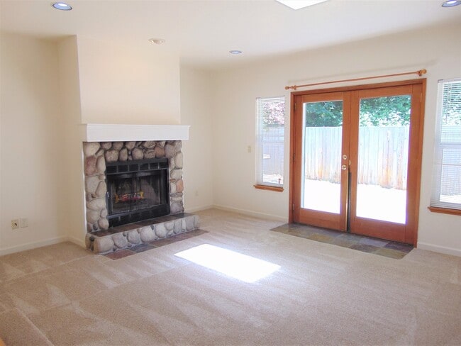 Building Photo - Well Maintained 3 Bedroom Rambler in Quiet...