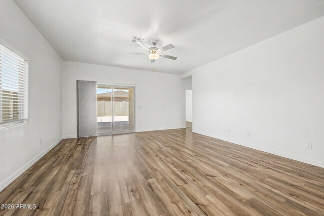 Foto del edificio - 24564 W St Catherine Ave