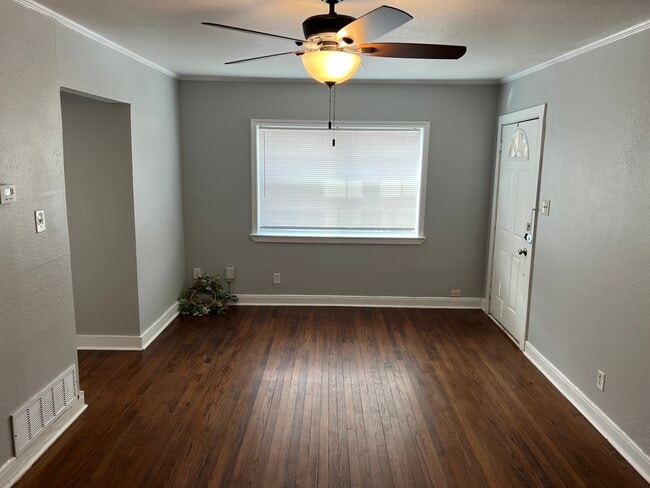 Building Photo - 422 E Worth St