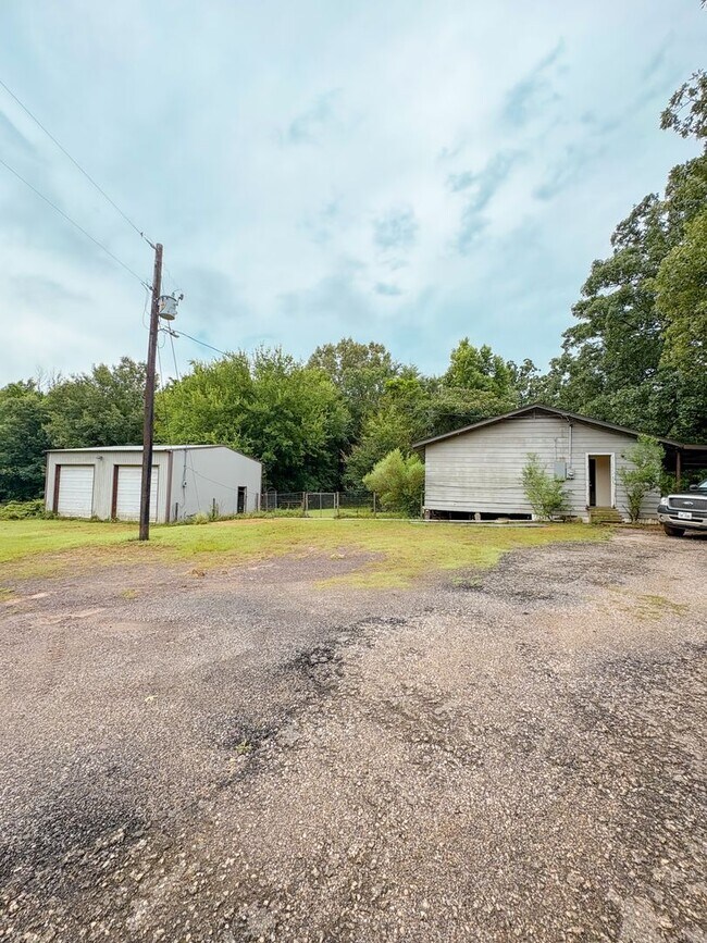 Building Photo - 3bedroom home with Large yard and Shop