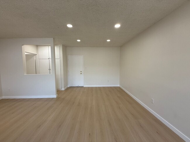Foto del edificio - 5461 Kester Ave