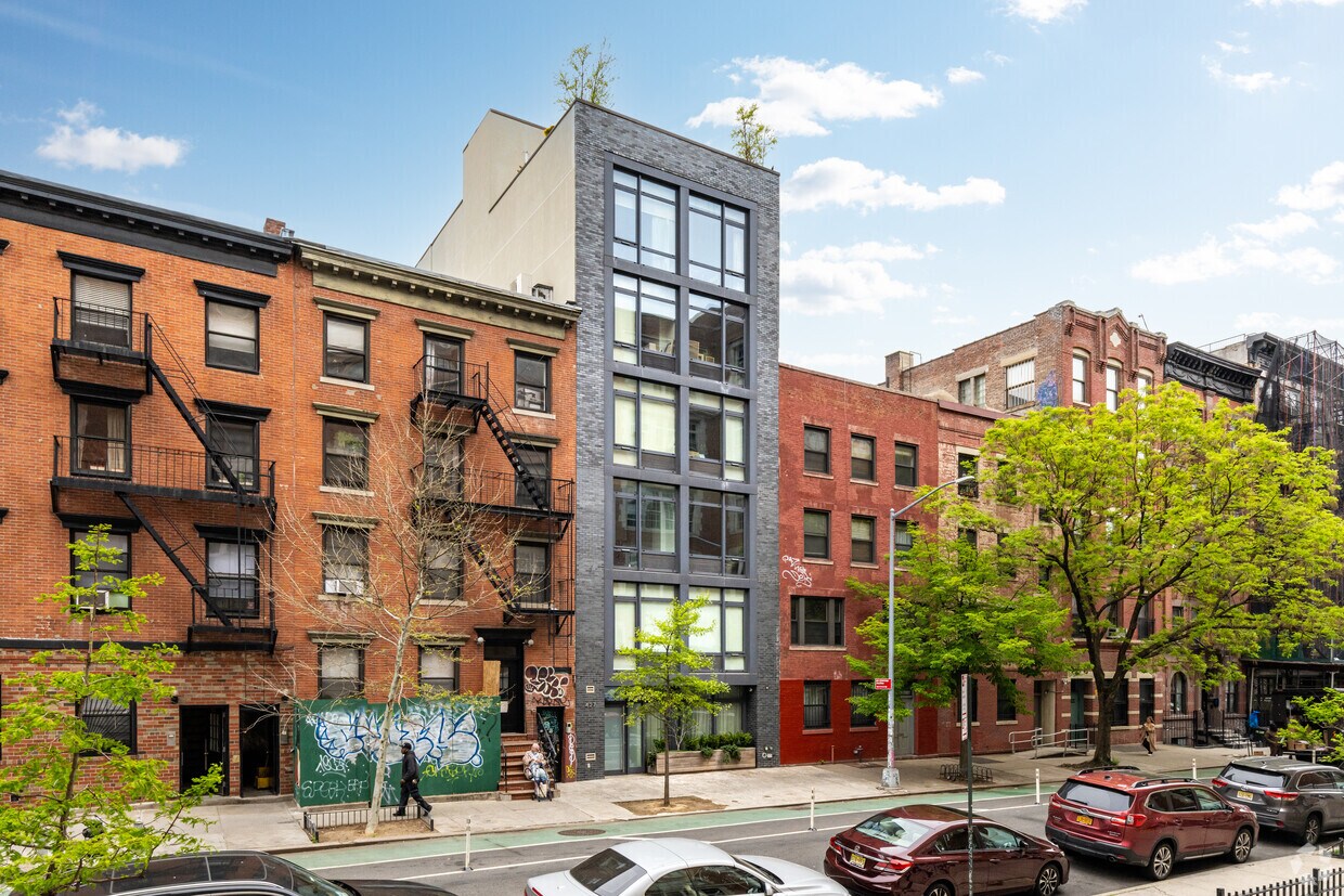 Primary Photo - 427 E 12th St
