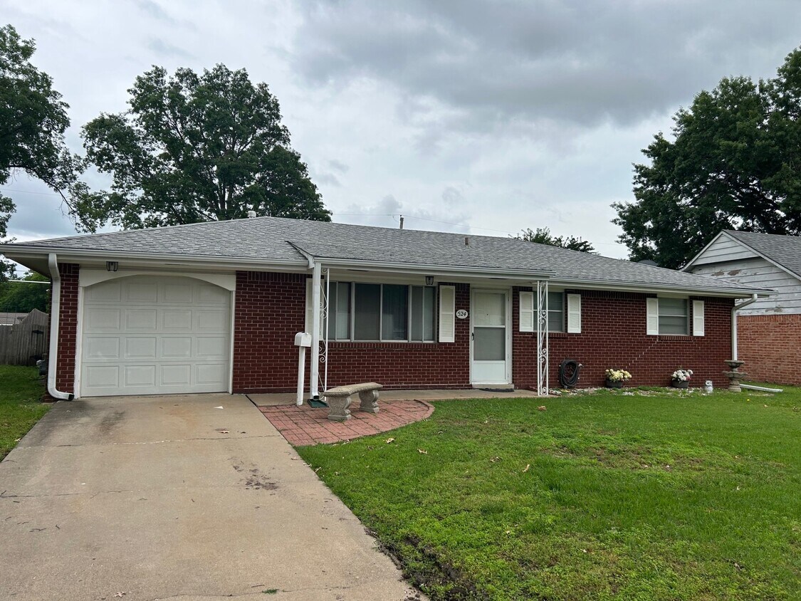 Foto principal - 524 Sooner Rd