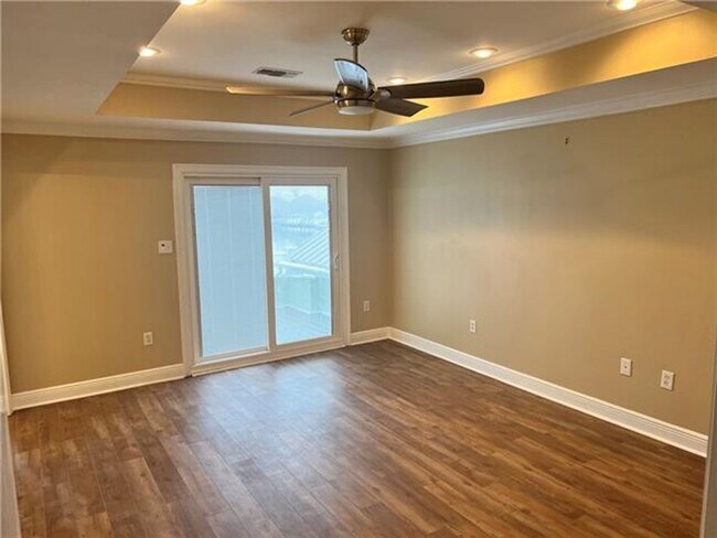 Foto del edificio - Beautiful and Spacious townhome in gated Clipper Estates. Three bedrooms, each with a private bat...