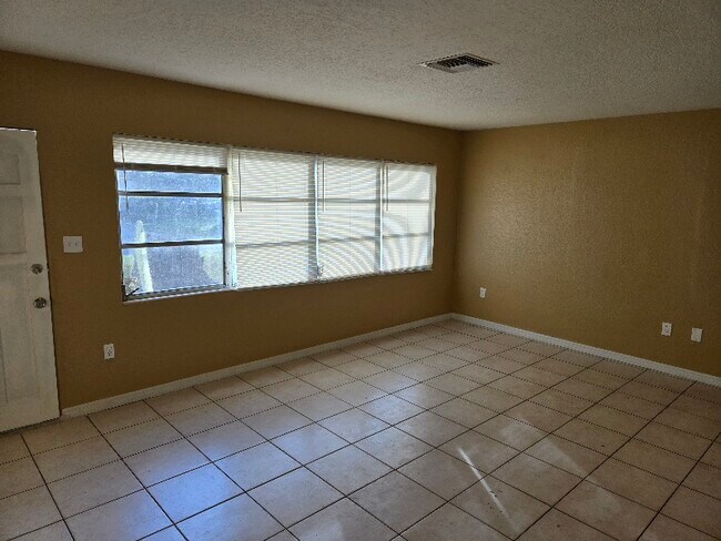 Foto del edificio - 2119 N Allendale Ave