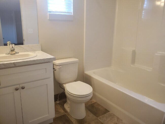 Foto del edificio - Newer 2 bedroom with 2 full bathrooms and ...