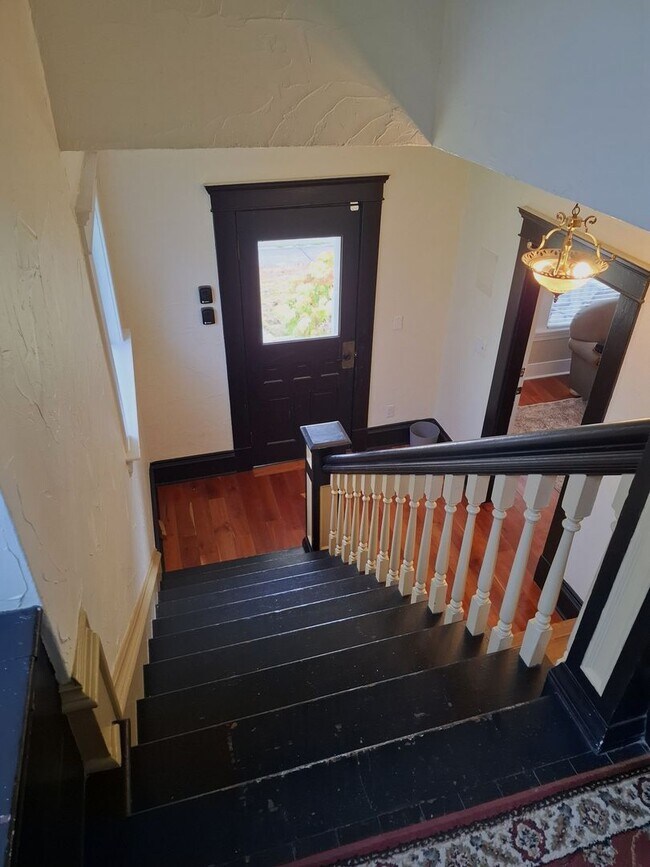 Building Photo - 2321 Elm St