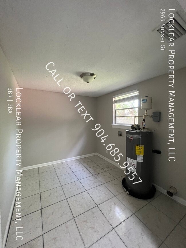 Building Photo - Newly Renovated 3BR, 1.5BA Gem