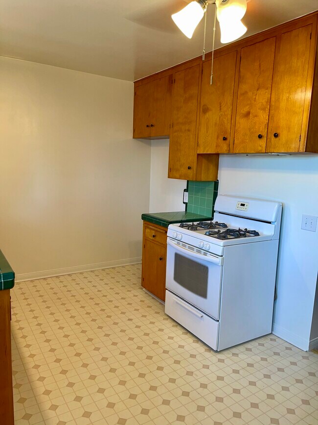 Kitchen - 1280 N Altadena Dr