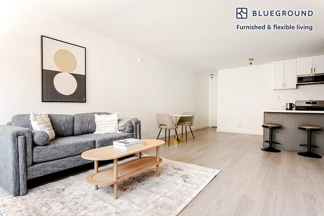 Foto del edificio - 4444 Hazeltine Ave