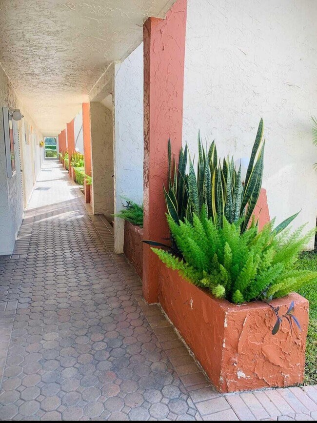 Foto del edificio - 671 S Hollybrook Dr