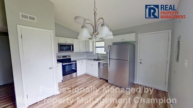 Building Photo - Adorable 2 BD/1 BA Duplex with Covered Back Patio