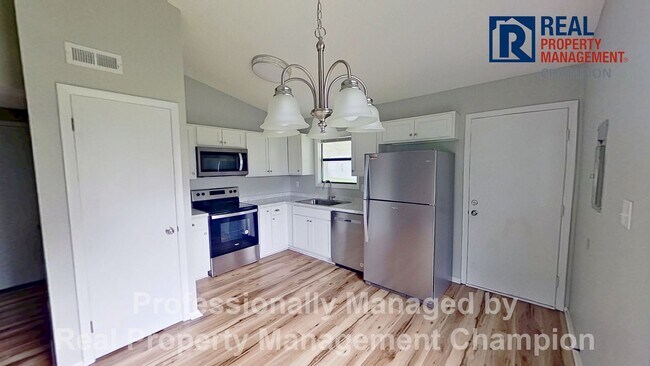 Foto del edificio - Adorable 2 BD/1 BA Duplex with Covered Back Patio