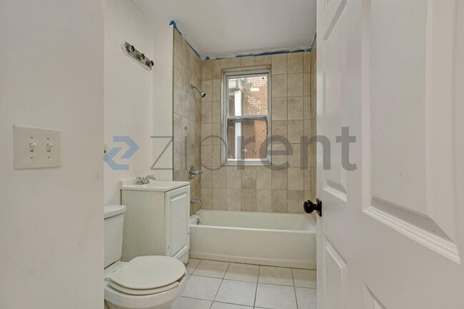 Building Photo - Unit 3R
