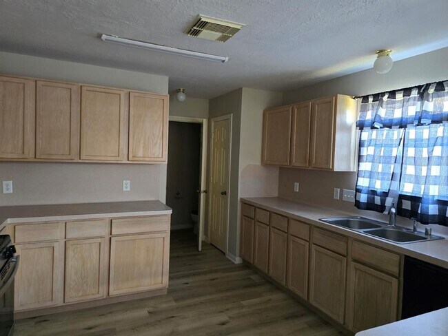 Building Photo - 8326 Malin Ct