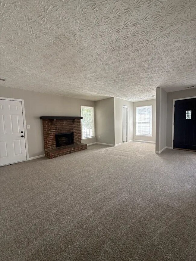 Building Photo - 2870 Lakemont Dr SW