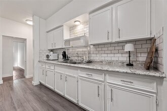 Building Photo - 1010 Long St