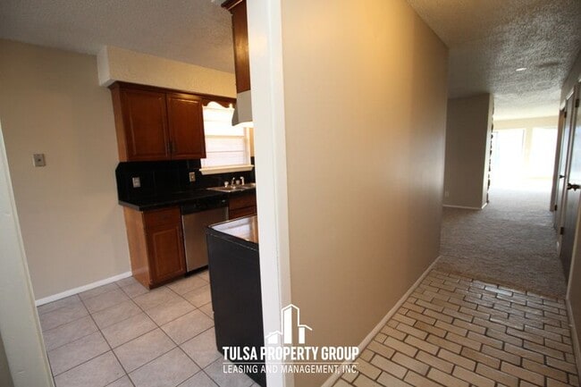 Building Photo - 5602 S Harvard Ct Unit B Tulsa OK 74135