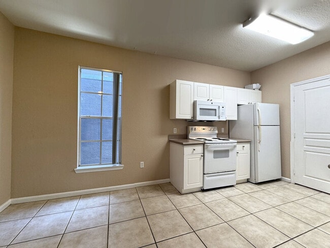 Building Photo - 9301 Crescent Loop Cir