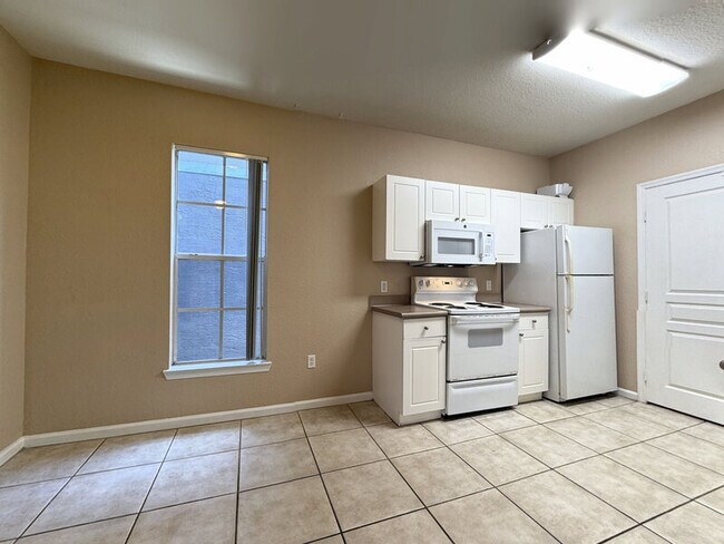 Foto del edificio - 9301 Crescent Loop Cir
