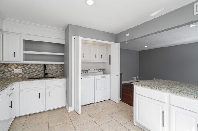 Gran fregadero de granito negro, lavadora y secadora en la unidad (poco común), no compartidas. - 223 E Division St