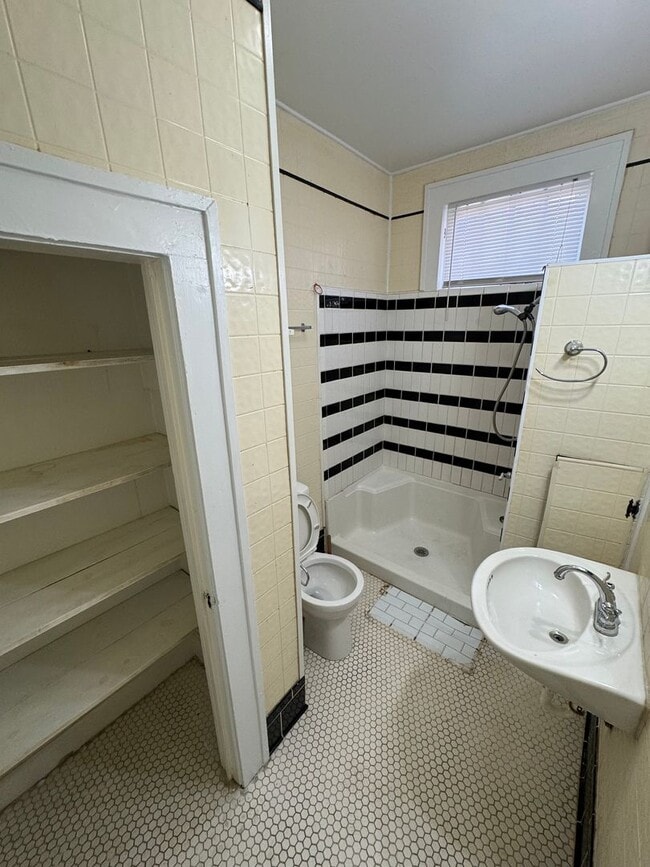 Building Photo - 3 Bedroom  & 2 Bath House