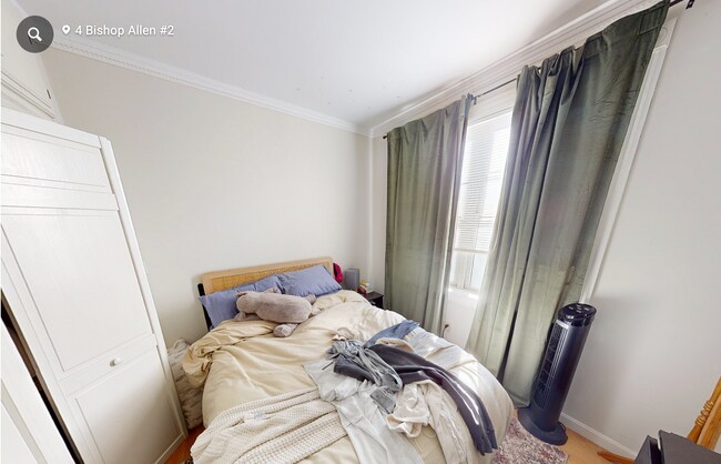 Foto del edificio - 4 Bishop Allen Dr