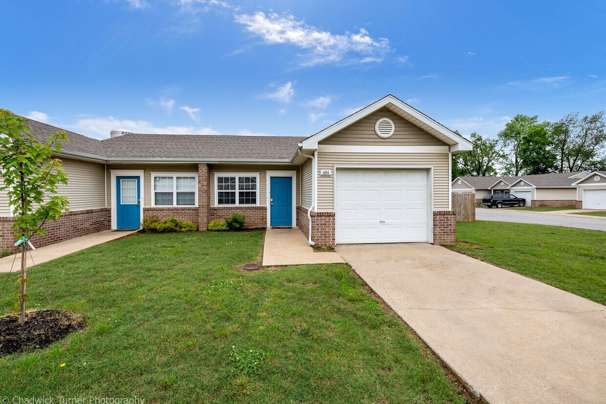 Foto principal - 2 Bedroom Duplex with Fenced In Backyard- ...