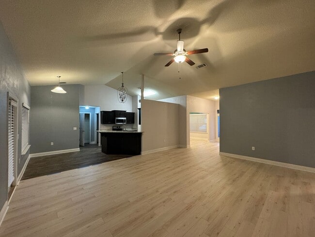 Building Photo - Stunning 4 Bedroom