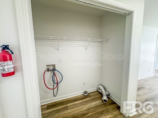 Foto del edificio - 5170 Deveron St