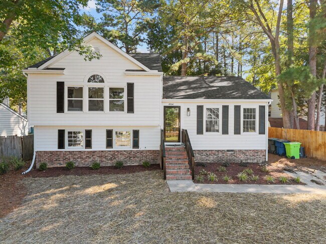 Foto del edificio - Charming 3-Bed Home with Granite Touches & Finished Basement in Raleigh!