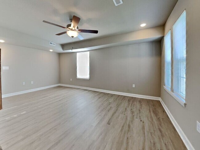 Building Photo - 201 SW Sunflower St