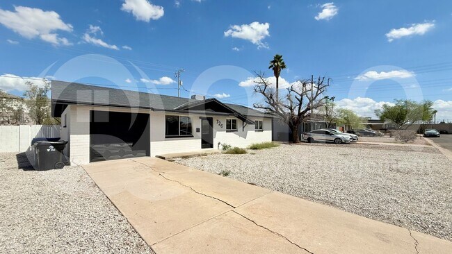 Foto del edificio - 726 E Vista Del Cerro Dr