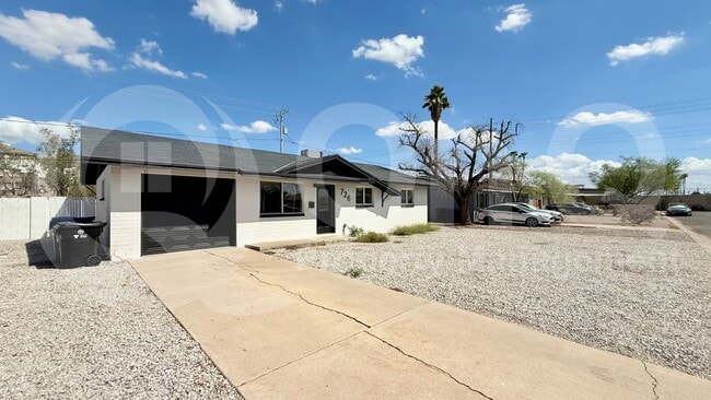 Photo - 726 E Vista Del Cerro Dr House