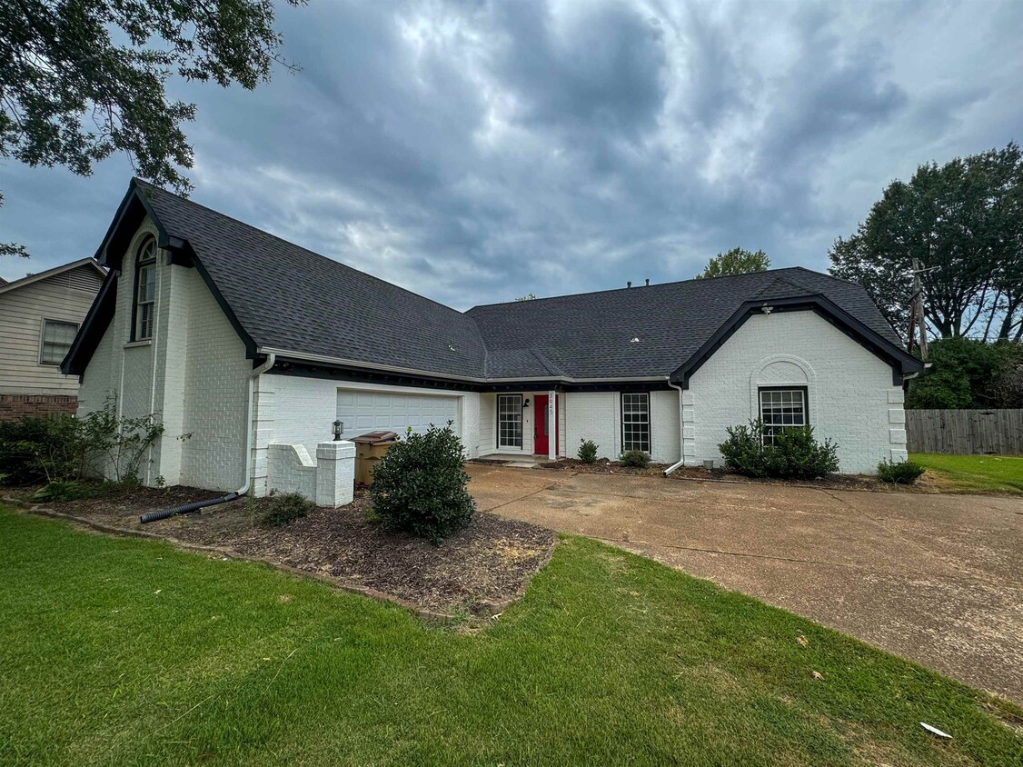 Primary Photo - 3945 Windyke Dr