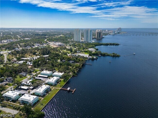 Foto del edificio - 3225 E Riverside Dr
