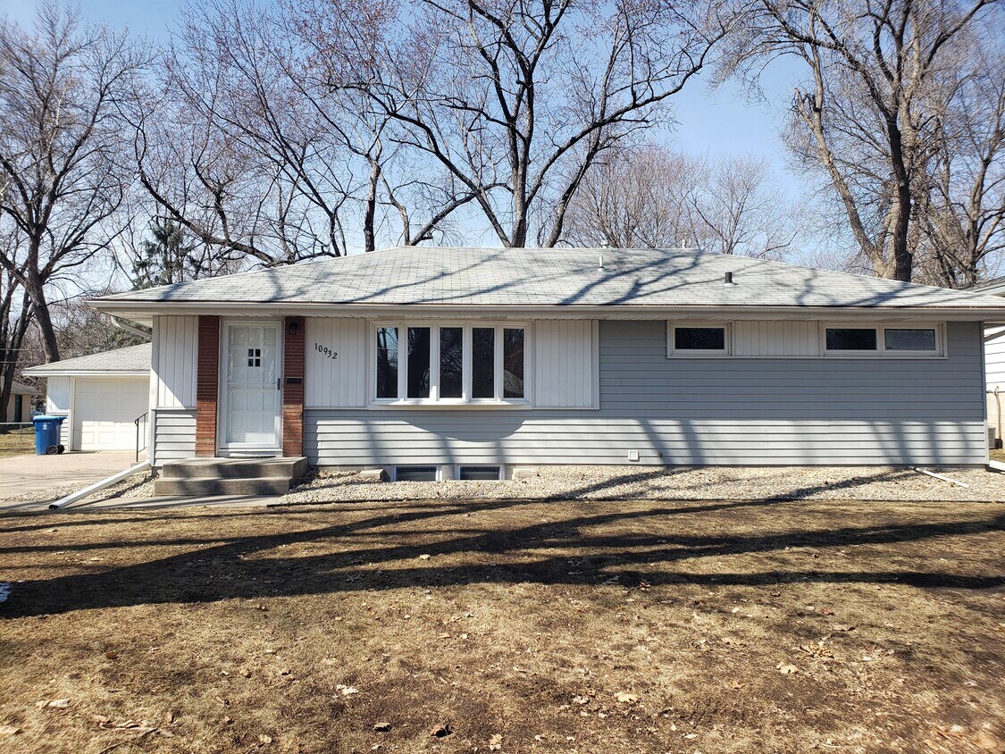 Foto principal - 10932 Russell Ave S