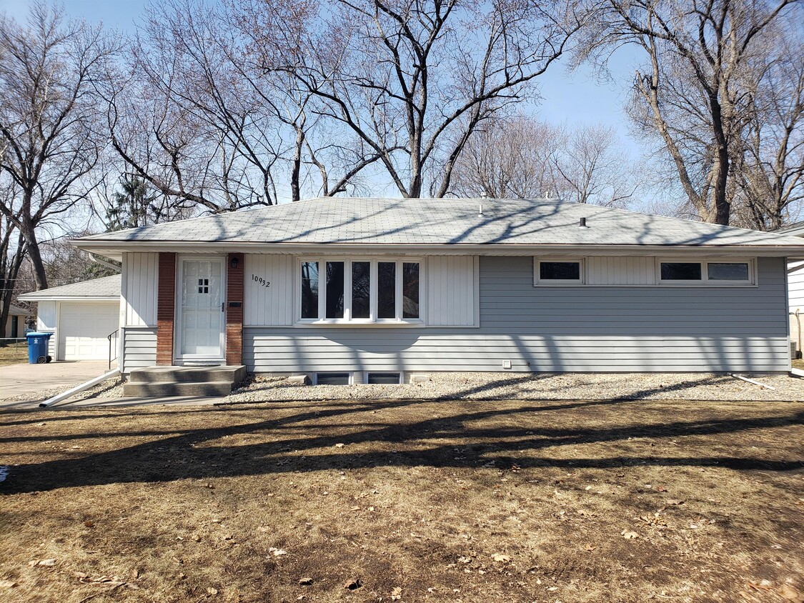 Primary Photo - 10932 Russell Ave S