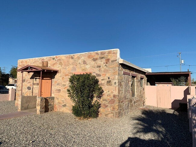 Building Photo - FULL TIME RENTAL 2 Bedroom, 1 Bath in Park...