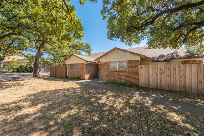 Primary Photo - 766 E Pecan St