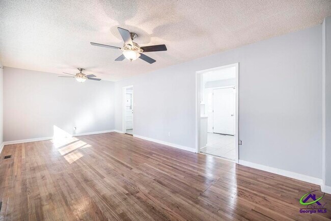 Building Photo - 718 Oakview Square