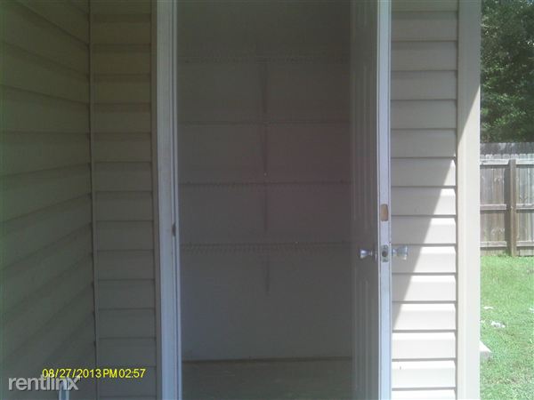 Building Photo - 8813 Elm Ave