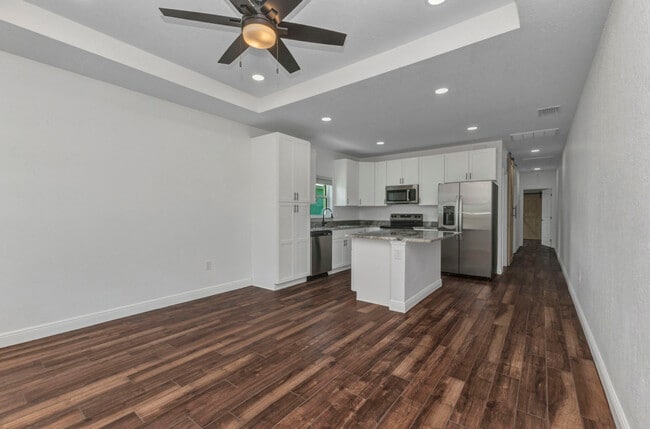 Building Photo - 415 Carmalita St